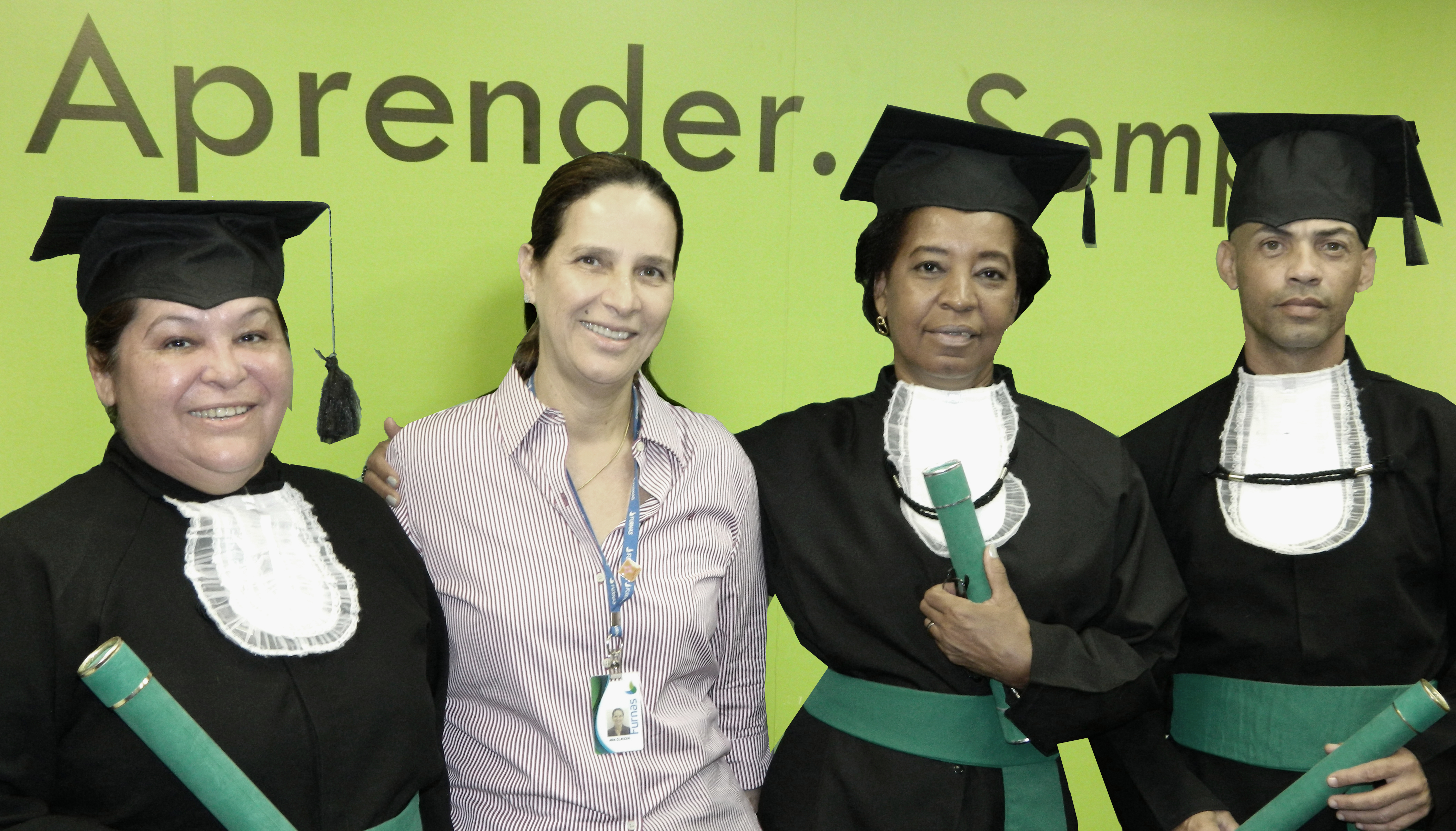Superintendente Ana Claudia Gesteira prestigia os formandos.jpg